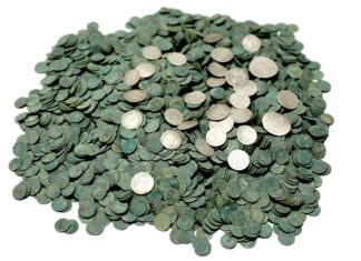 Skarb 5 tys. monet ukryty w płóciennej sakwie! (GALERIA) Skarb srebrnych monet odkryty pod Hrubieszowem