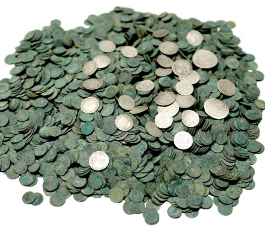 Skarb 5 tys. monet ukryty w płóciennej sakwie! (GALERIA) Skarb srebrnych monet odkryty pod Hrubieszowem