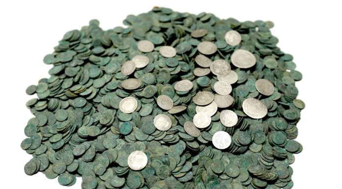 Skarb 5 tys. monet ukryty w płóciennej sakwie! (GALERIA) Skarb srebrnych monet odkryty pod Hrubieszowem