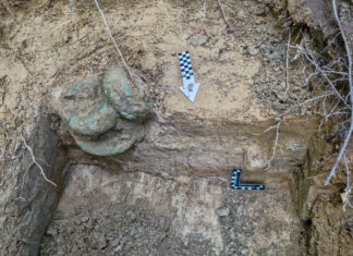 Skarb z początku epoki żelaza odkryty na terenie Nadleśnictwa Gdańsk (GALERIA) ulozenie-skarbu-w-ziemi.