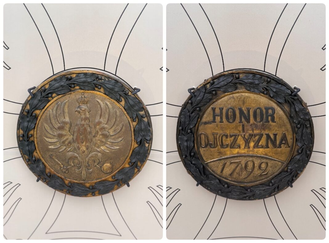 Tarcze Grob Nieznanego Zolnierza Tarcze z Grobu Nieznanego Żołnierza w Warszawie fot. tarcze wzbogaciły zbiory Muzeum Historii Polski