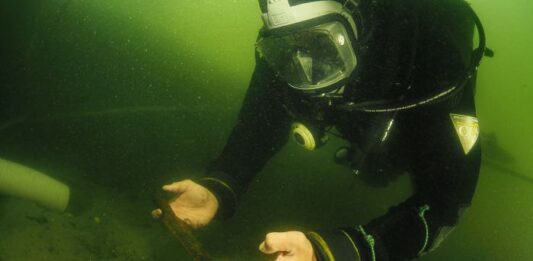 Książęca włócznia Piastów – Niezwykłe odkrycie archeologów podwodnych na Ostrowie Lednickim (GALERIA) Fot. M. Trzciński