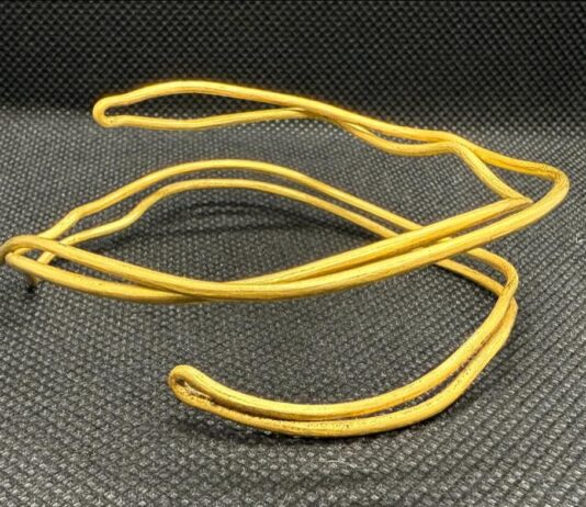 W okolicach Opoczna odkryto niesamowitą, złotą bransoletę bransoleta