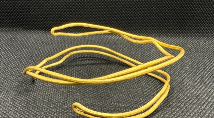 W okolicach Opoczna odkryto niesamowitą, złotą bransoletę bransoleta