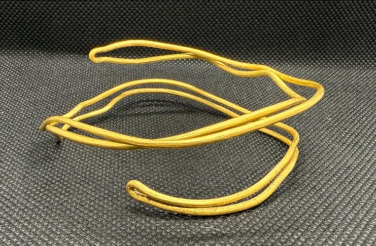 W okolicach Opoczna odkryto niesamowitą, złotą bransoletę bransoleta