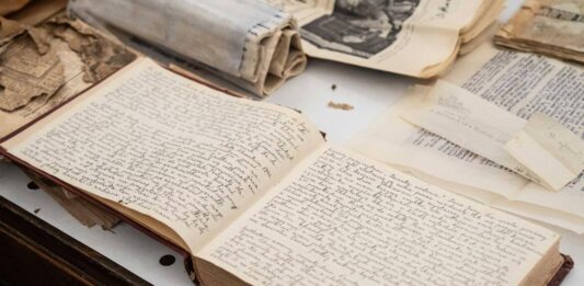 Niezwykłe znalezisko podczas remontu warszawskiej kamienicy (GALERIA) dziennik napisany przez młodą kobietę