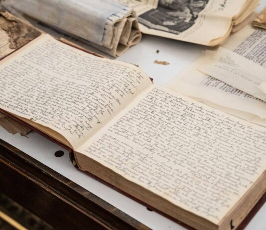 Niezwykłe znalezisko w Warszawie podczas remontu kamienicy (GALERIA) dziennik napisany przez młodą kobietę