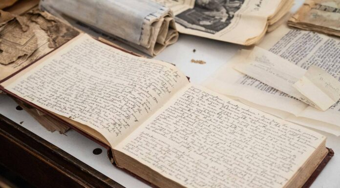 Niezwykłe znalezisko w Warszawie podczas remontu kamienicy (GALERIA) dziennik napisany przez młodą kobietę