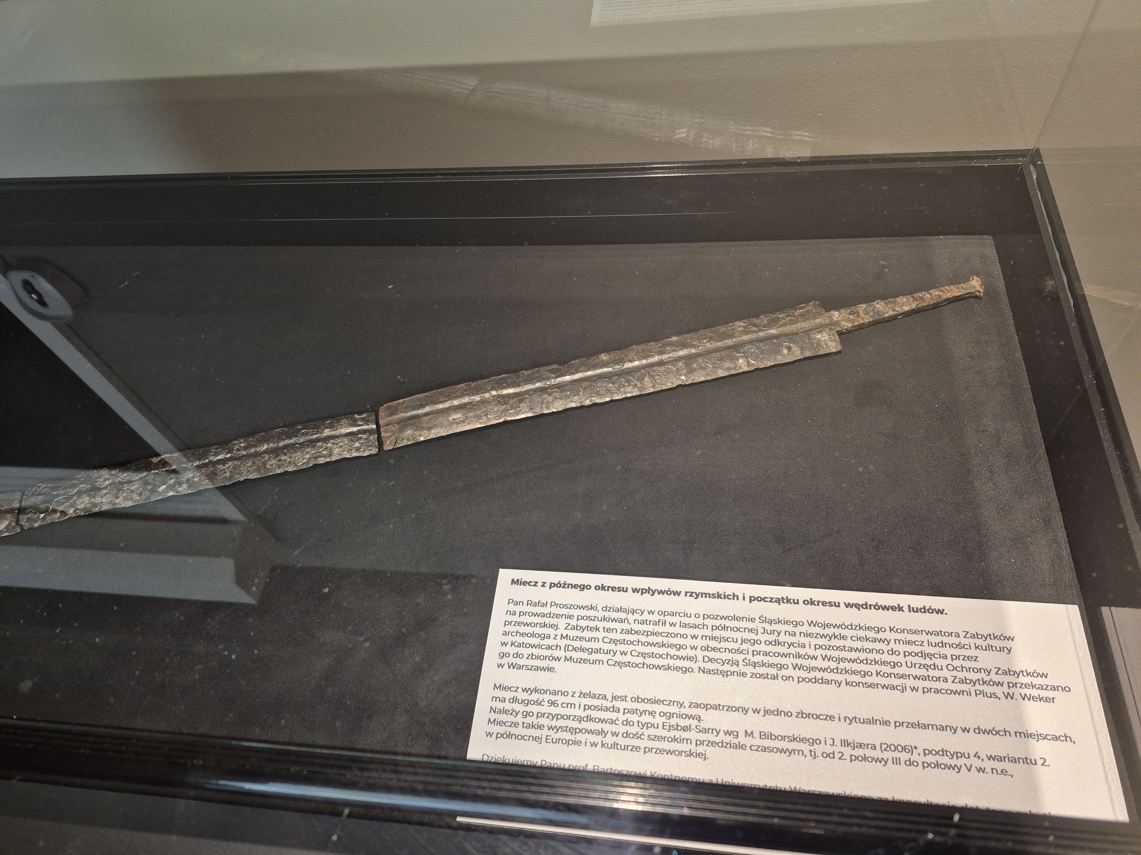 Miecz z późnego okresu wpływów rzymskich i początku okresu wędrówek ludów już w muzeum