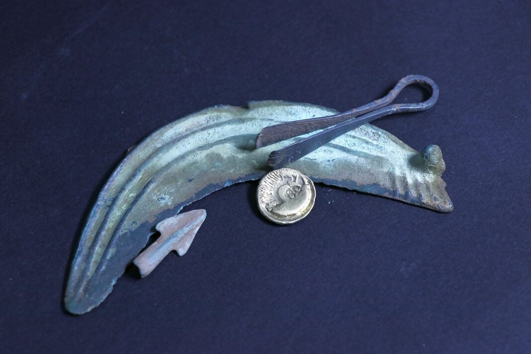 stater celtycki typu Krakowskiego i sierp z brązu Stater celtycki typu Krakowskiego i sierp z brązu