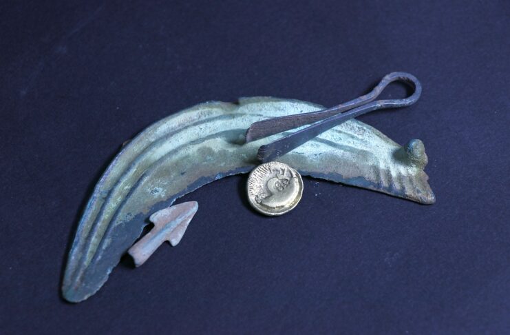 Skarb, złote monety i artefakty z brązu – znaleziska poszukiwaczy trafiły do muzeum Stater celtycki typu Krakowskiego i sierp z brązu