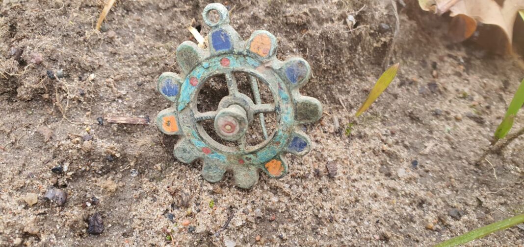 Emaliowana zapinka Emaliowana zapinka