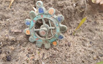 Unikatowa na skale kraju, emaliowana fibula kultury wielbarskiej (GALERIA) Emaliowana zapinka