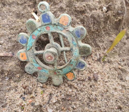 Unikatowa na skale kraju, emaliowana fibula kultury wielbarskiej (GALERIA) Emaliowana zapinka