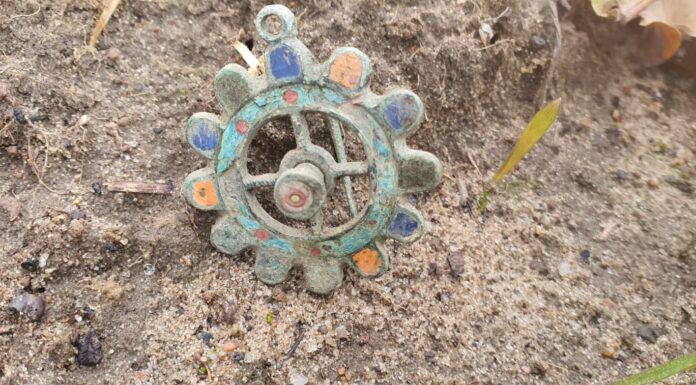 Unikatowa na skale kraju, emaliowana fibula kultury wielbarskiej (GALERIA) Emaliowana zapinka