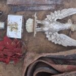 Orzeł z głowicy sztandaru 12 pal odkryty w lesie! (GALERIA)