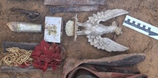 Orzeł z głowni sztandaru 12 pal odkryty w lesie! (GALERIA)