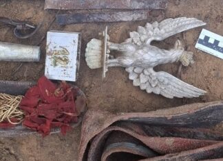 Orzeł z głowni sztandaru 12 pal odkryty w lesie! (GALERIA)