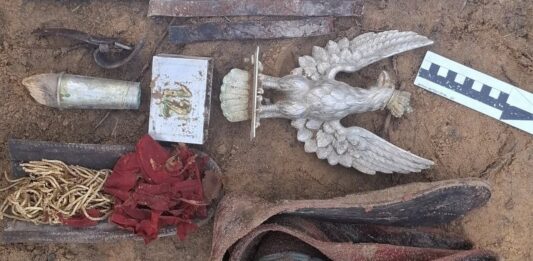 Orzeł z głowicy sztandaru 12 pal odkryty w lesie! (GALERIA)