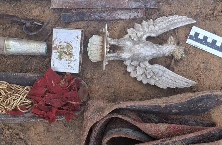 Orzeł z głowicy sztandaru 12 pal odkryty w lesie! (GALERIA)