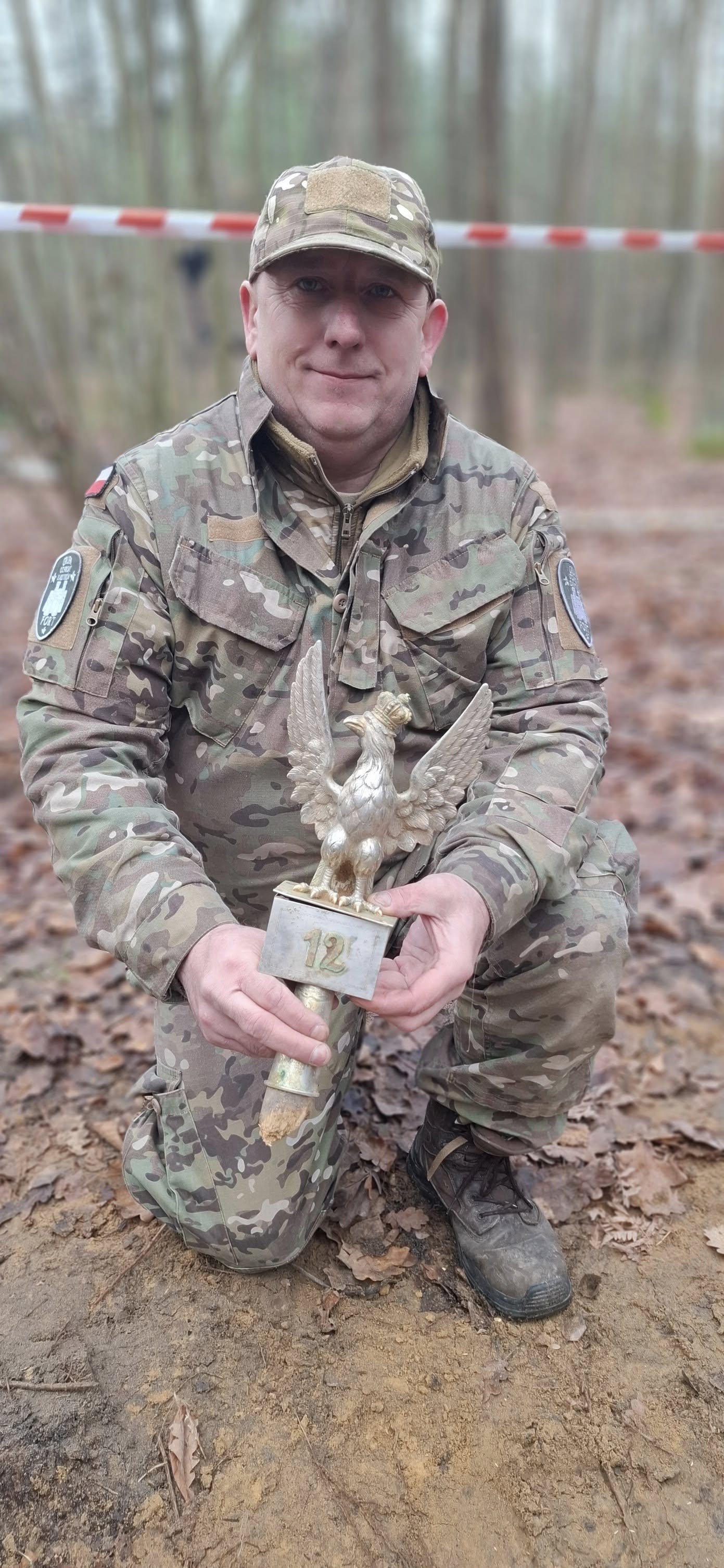 Orzeł z głowni sztandaru 12 pal odkryty w lesie! (GALERIA)