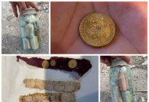 Słoiki z monetami odkryte w kamiennym murze (GALERIA) Słoiki pełne monet