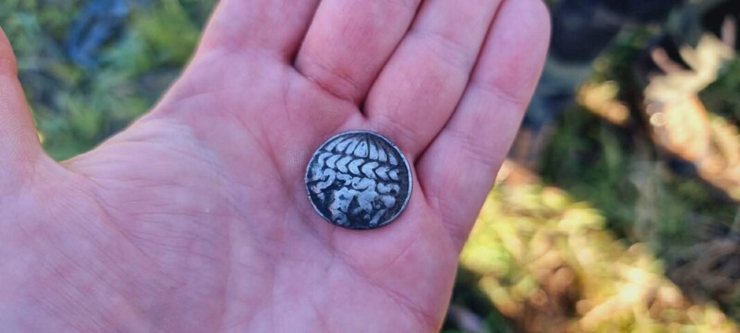 2c1b5845-e631-463b-a130-870fb2322181 Celtycka srebrna moneta fot. ŚGE