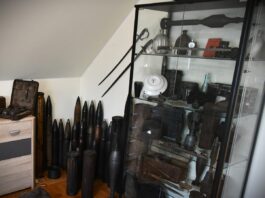 Kolekcja militariów zarekwirowana przez policję (GALERIA) Kolekcja militariów zarekwirowana przez policję fot. policja.gov.pl