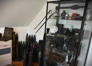 Kolekcja militariów zarekwirowana przez policję (GALERIA) Kolekcja militariów zarekwirowana przez policję fot. policja.gov.pl