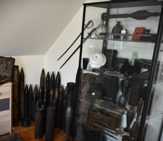 Kolekcja militariów zarekwirowana przez policję (GALERIA) Kolekcja militariów zarekwirowana przez policję fot. policja.gov.pl