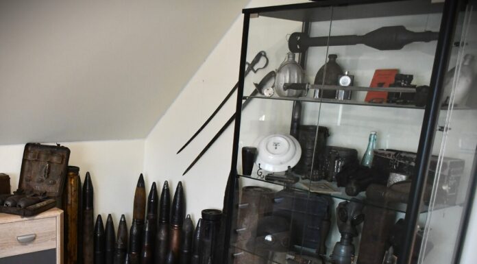 Kolekcja militariów zarekwirowana przez policję (GALERIA) Kolekcja militariów zarekwirowana przez policję fot. policja.gov.pl