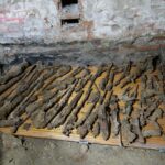 Militarne odkrycie w piwnicach remontowanego budynku (GALERIA) odnalezione składowisko