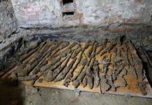 Militarne odkrycie w piwnicach remontowanego budynku (GALERIA) odnalezione składowisko