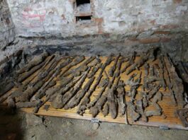 Militarne odkrycie w piwnicach remontowanego budynku (GALERIA) odnalezione składowisko