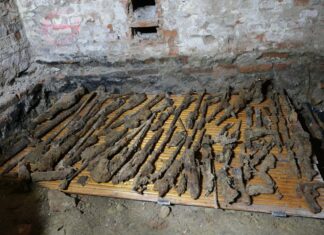 Militarne odkrycie w piwnicach remontowanego budynku (GALERIA) odnalezione składowisko