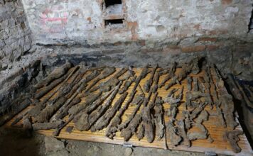 Militarne odkrycie w piwnicach remontowanego budynku (GALERIA) odnalezione składowisko