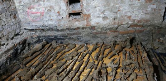 Militarne odkrycie w piwnicach remontowanego budynku (GALERIA) odnalezione składowisko