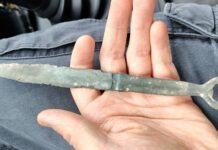 Sztylet z brązu odnaleziony podczas poszukiwań na terenach leśnych sztylet