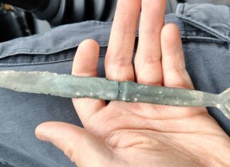 Sztylet z brązu odnaleziony podczas poszukiwań na terenach leśnych sztylet