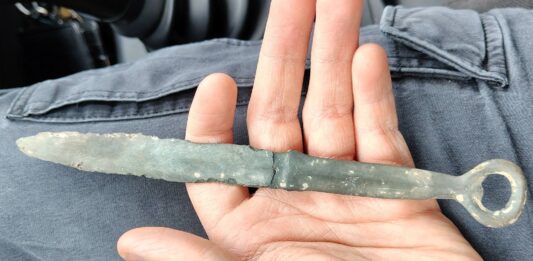 Sztylet z brązu odnaleziony podczas poszukiwań na terenach leśnych sztylet