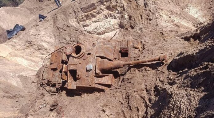 Działo szturmowe StuG III G odkryte przy lotnisku w Nordholz (GALERIA) Sturmgeschütz III (StuG III) – działo pancerne