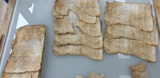 Archiwiści ratują dokumenty odnalezione po latach w Pałacu Bruhla (GALERIA) dokumenty po wstępnych pracach