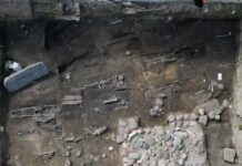 Najstarszy kościół w Gdańsku z 1140 r. i płyta nagrobna z krzyżem łacińskim Wykop w Gdańsku przy ul. Grodzkiej/Sukienniczej fot. ArcheoScan Pracownia Archeologiczno-Konserwatorska