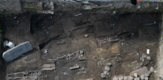 Najstarszy kościół w Gdańsku z 1140 r. i płyta nagrobna z krzyżem łacińskim Wykop w Gdańsku przy ul. Grodzkiej/Sukienniczej fot. ArcheoScan Pracownia Archeologiczno-Konserwatorska