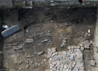 Najstarszy kościół w Gdańsku z 1140 r. i płyta nagrobna z krzyżem łacińskim Wykop w Gdańsku przy ul. Grodzkiej/Sukienniczej fot. ArcheoScan Pracownia Archeologiczno-Konserwatorska