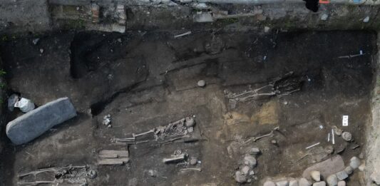 Najstarszy kościół w Gdańsku z 1140 r. i płyta nagrobna z krzyżem łacińskim Wykop w Gdańsku przy ul. Grodzkiej/Sukienniczej fot. ArcheoScan Pracownia Archeologiczno-Konserwatorska