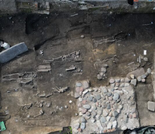 Najstarszy kościół w Gdańsku z 1140 r. i płyta nagrobna z krzyżem łacińskim Wykop w Gdańsku przy ul. Grodzkiej/Sukienniczej fot. ArcheoScan Pracownia Archeologiczno-Konserwatorska
