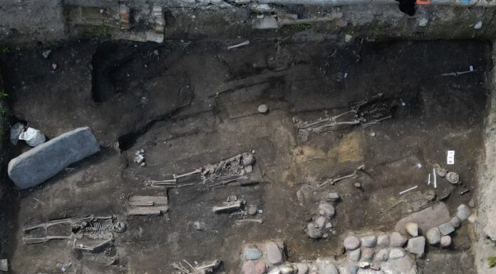 Najstarszy kościół w Gdańsku z 1140 r. i płyta nagrobna z krzyżem łacińskim Wykop w Gdańsku przy ul. Grodzkiej/Sukienniczej fot. ArcheoScan Pracownia Archeologiczno-Konserwatorska