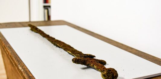 Miecz z XI wieku odkryty przypadkiem w rzece Warcie! (GALERIA) Średniowieczny miecz odkryty w rzece Warta fot. Muzeum Ziemi Wronieckiej