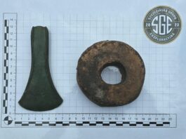Siekierka z epoki brązu odnaleziona podczas poszukiwań bursztynu (GALERIA) siekierka-i-ciezarek-gliniany